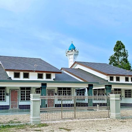 Nazza Homestay Besut With Swimming Pool Kampung Raja Exterior photo